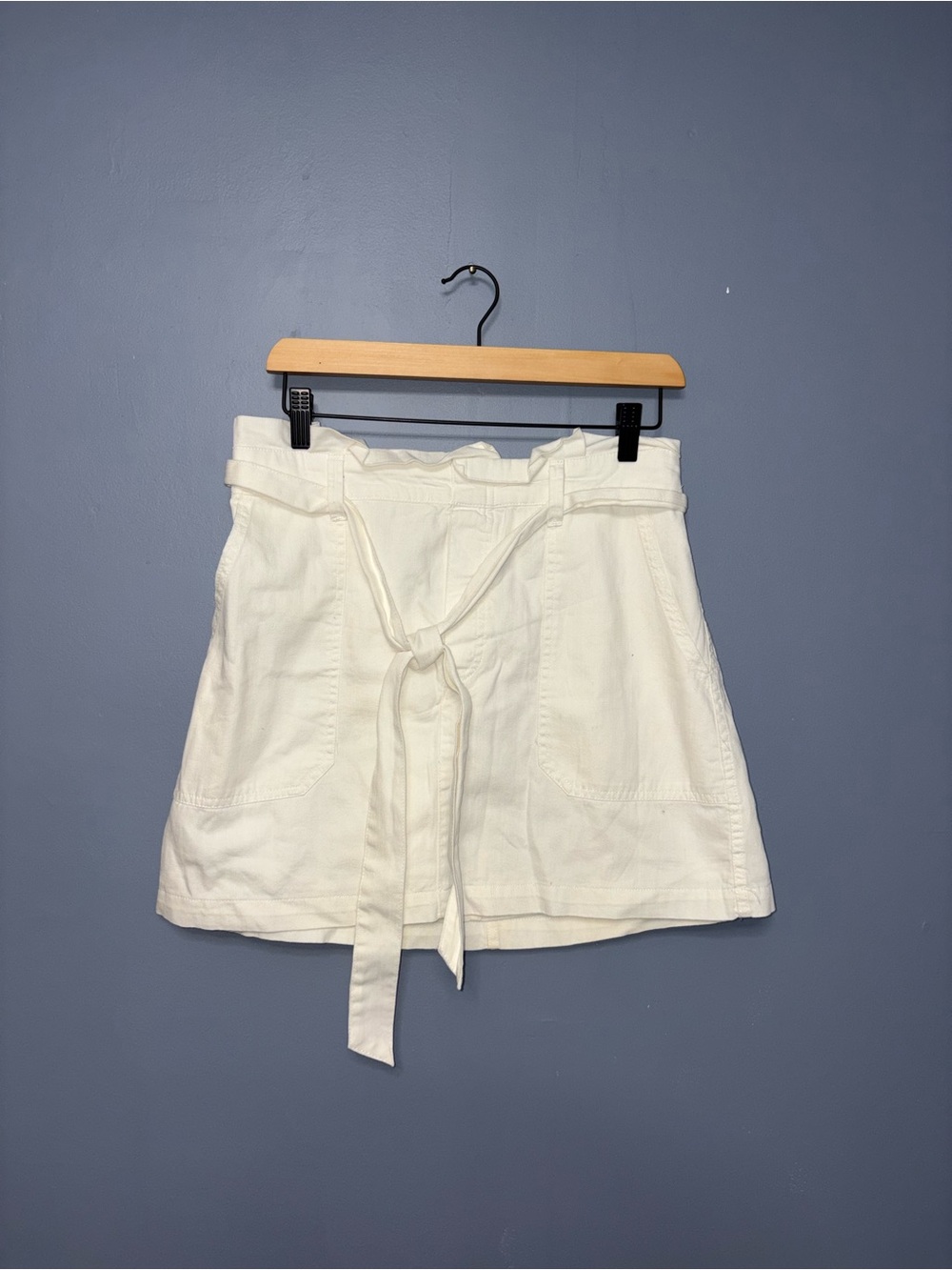 American Eagle • White Belted Skirt